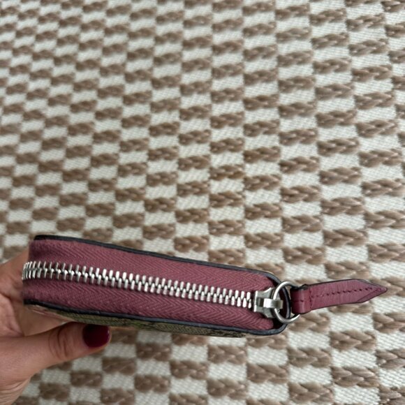 Like New Gucci Wallet - Picture 4 of 10